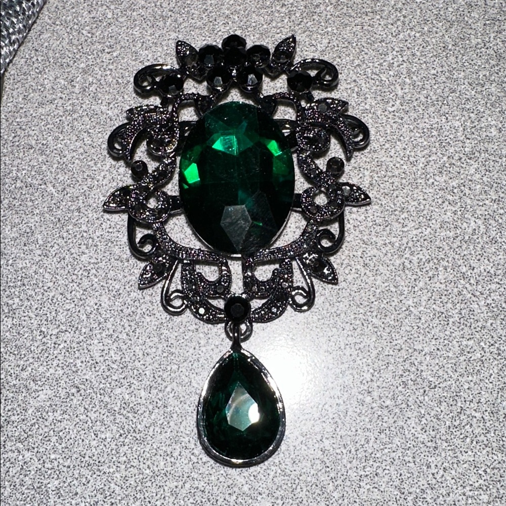 Elegant Emerald Green and Black Brooch
